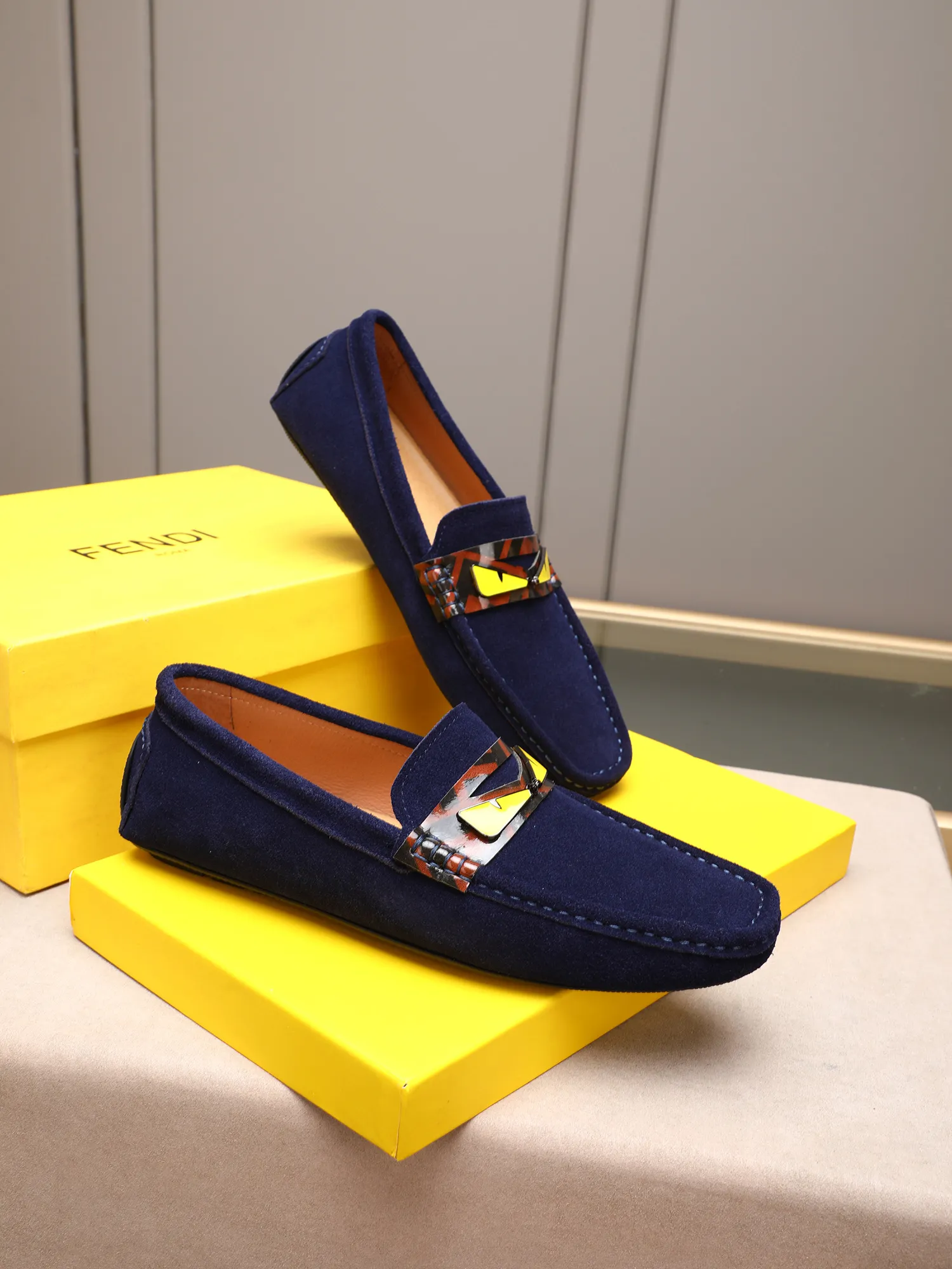 Men's shoes 💰400💰[FENDI] The little monster of Fendi F family, which is popular all over the world, is coming in a big way, the latest color, driving slip-on loafers, avant-garde and versatile fashion men's shoes, bun shoes, bean shoes👌👌👌 Private mold opening, 1:1 reproduction... The upper is made of first-layer cowhide, and the first-layer pigskin lining... is extremely comfortable, fashionable, simple, atmospheric and personalized [color] The side of the shoe is more refined, and the overall effect is handsome [ Turn in a circle][Turn in a circle]💭This hardware monster with eyes is not the popular version on the market🚳🚳Compared with the old model, it is more trendy, eye-catching and more classy🔰This summer, the little monster will subvert the old ideas and share the fashion with you🔱A must-have for fashionistas! Must keep it for yourself! Online outsole, high-end quality workmanship. Color: black, blue, white, red. Matching code: 38-44 (45 46 47 customized) (standard leather shoe size)